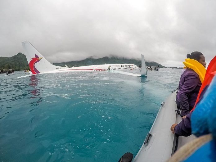 Passengers being rescued from P2-PXE_after it crashed on 28 September 2018